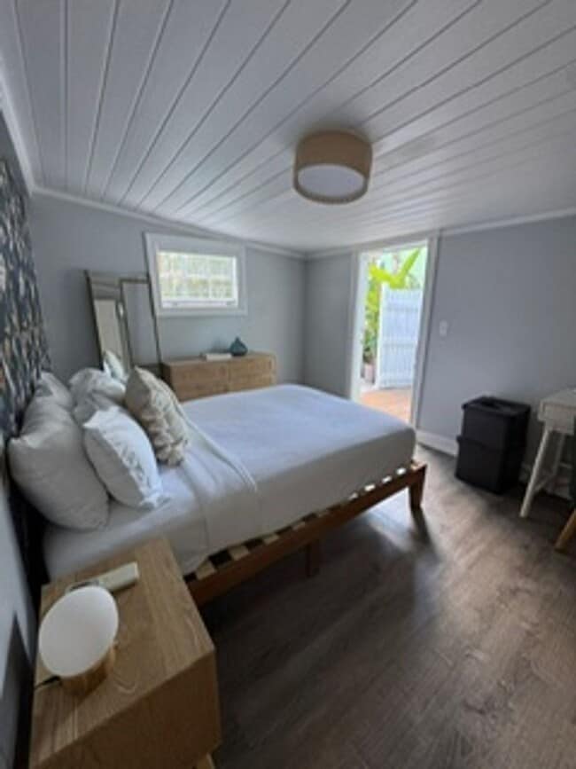 Building Photo - Old Town Cottage Ready for Move In!