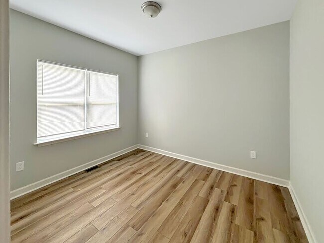 Building Photo - 212 Malvern Dr SW