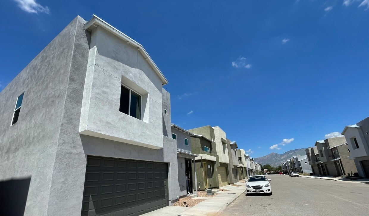 Foto principal - 2809 N Fair Oaks Ave