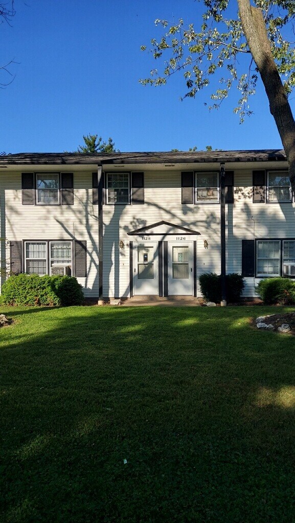 1128 11th St, Silvis, IL 61282 Townhome Rentals in Silvis IL