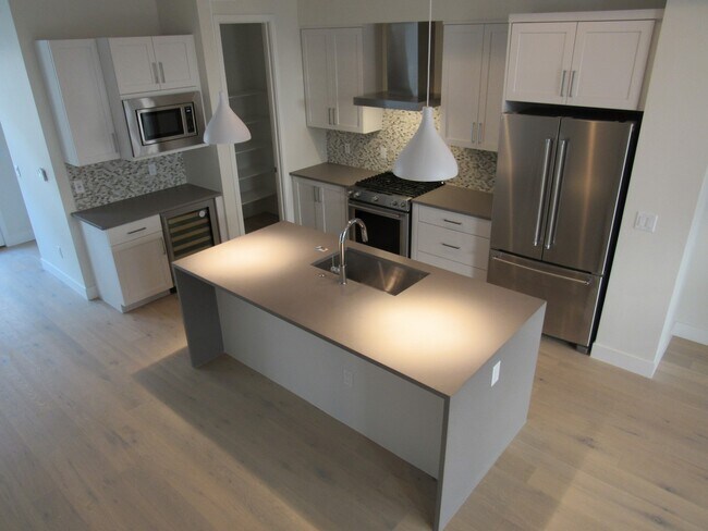 Foto del edificio - Town home a Block away from Sloan's Lake with roof top Deck