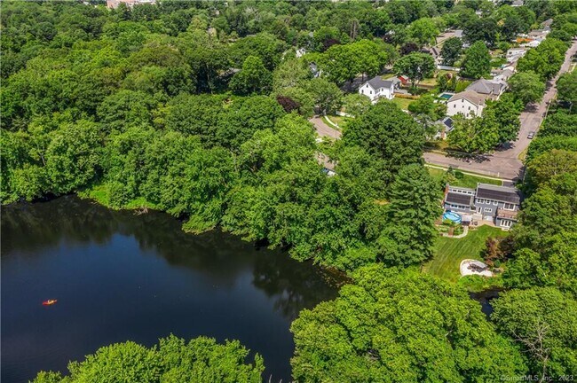 Foto del edificio - 320 Partridge Ln