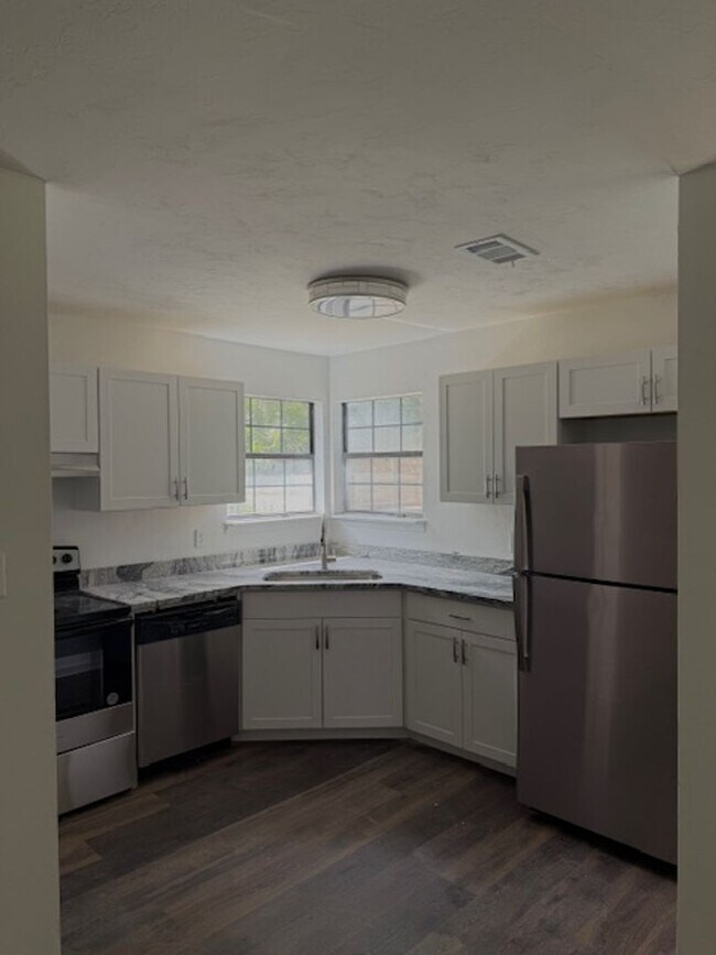 Building Photo - Newly Remodeled Townhome in Huntington Woods