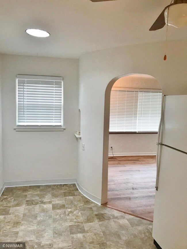 Building Photo - 2 Bedroom Home