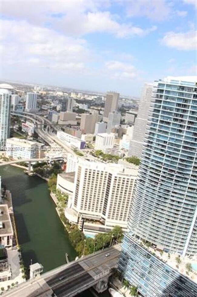 Foto del edificio - 475 Brickell Ave