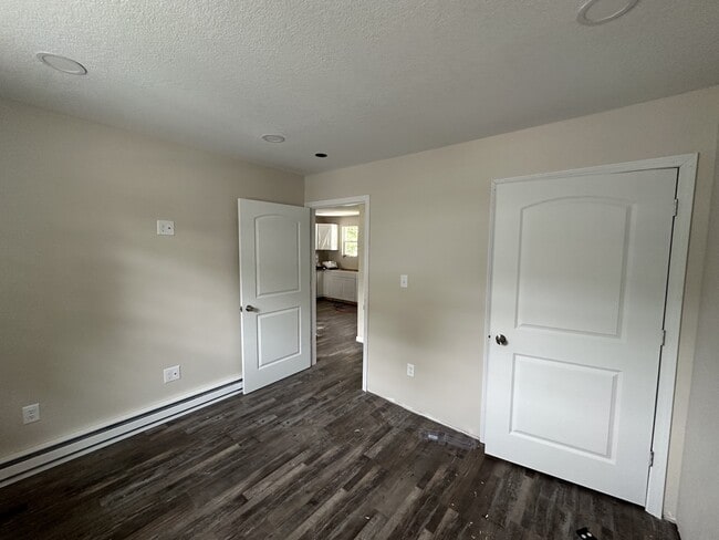 Building Photo - 512 Collins Ave