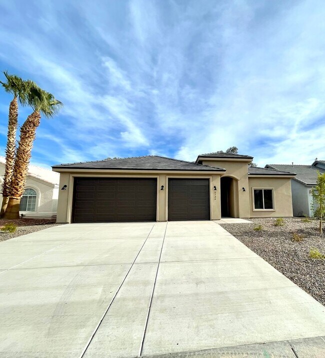 Foto del edificio - Beautiful 3 Bedroom Home on Desert Lakes Golf Course!