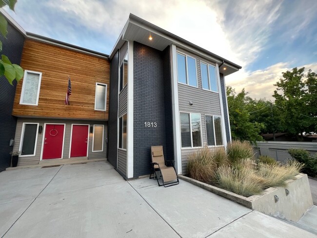 Building Photo - 1813 Laurelhurst Dr E