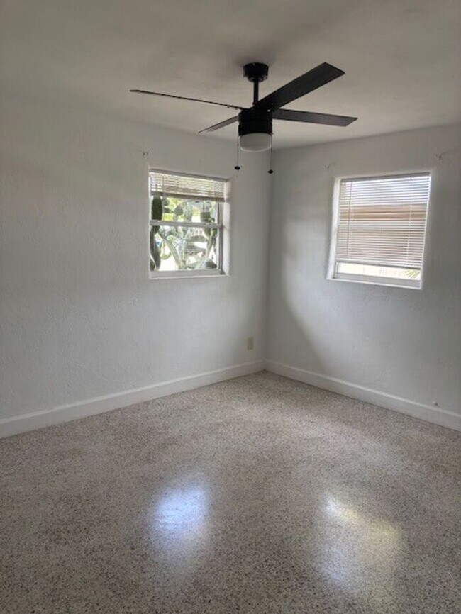 Foto del edificio - TWO BEDROOM IN TRIPLEX AVAILABLE NOW! PET ...