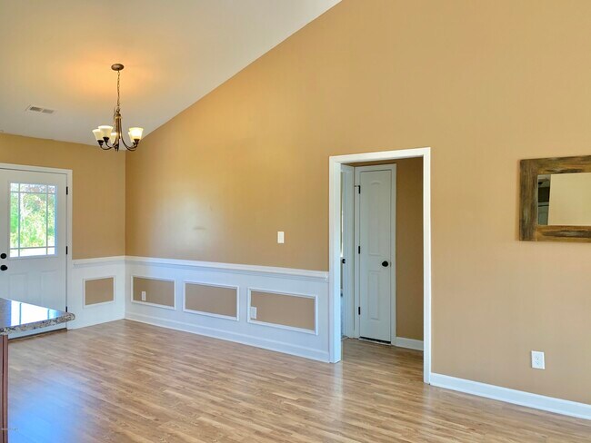 Foto del edificio - 421 McCall Dr