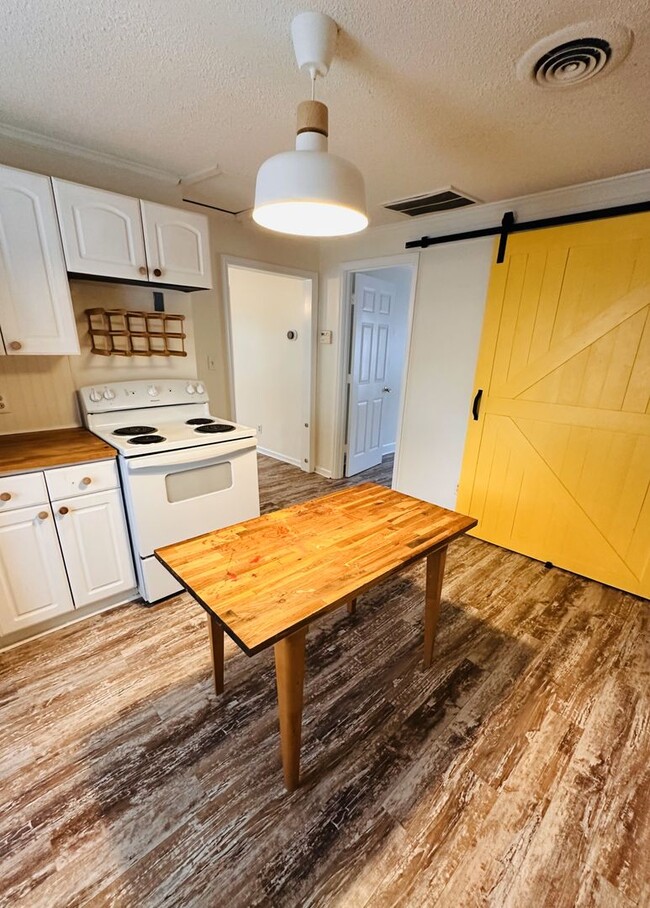 Foto del edificio - Well maintained home minutes from Uptown!