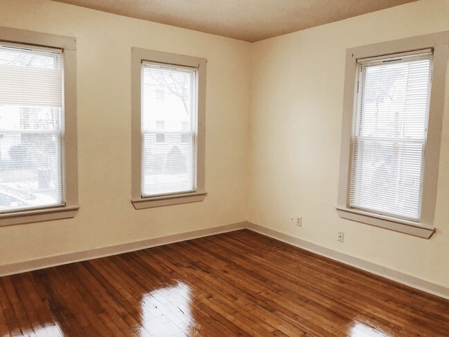 Building Photo - 3 Bedrooms ~ 1st Floor Apartment!!!