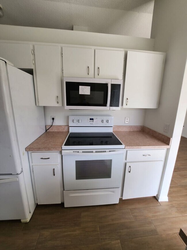 Building Photo - UPDATEED 3 BEDROOM 2 CAR GARAGE HOME WITH LARGE BACK YARD!