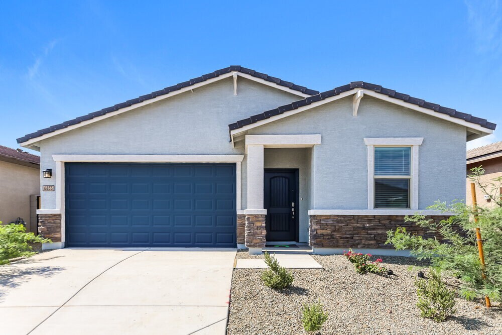 Foto principal - 6853 W Marguerite Ave