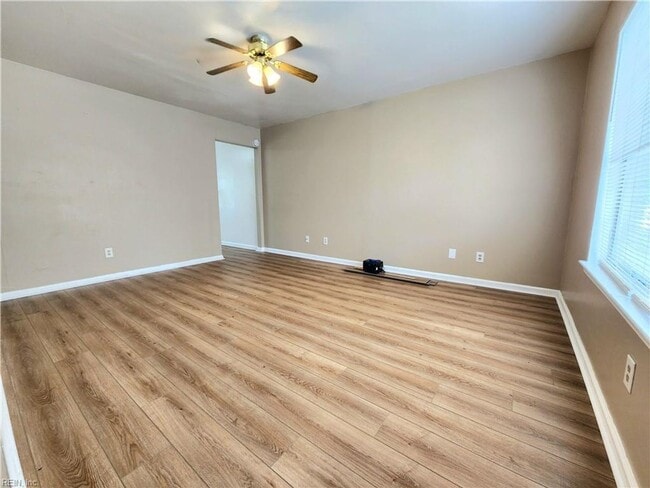 Building Photo - Updated Well Maintained Duplex