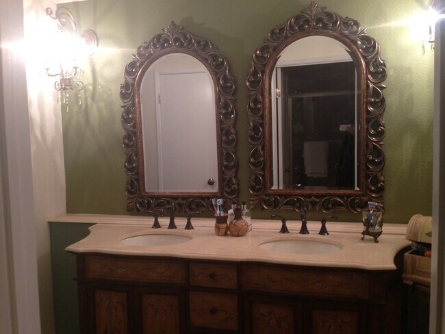 Master bathroom - 16866 Kingsbury St
