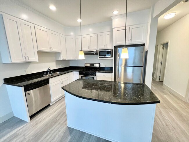 Building Photo - Gorgeous 4 Bedroom 3 Bath Flat On Nob Hill!