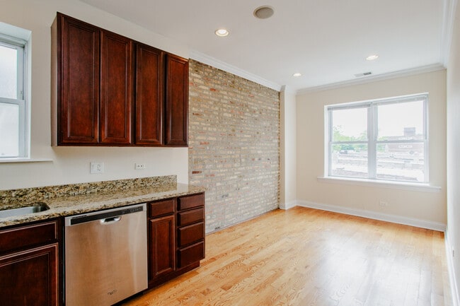 Building Photo - 6150 N Ravenswood Ave
