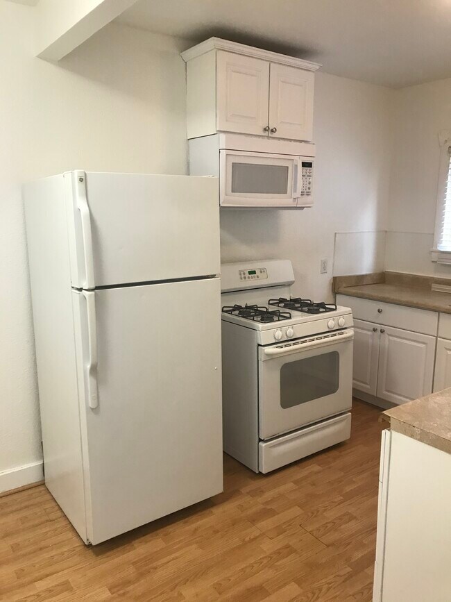 Neat, clean & freshly painted kitchen - 5127 W 21st St