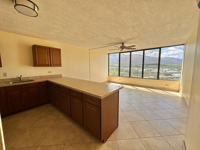 Building Photo - 1 Bedroom / 1 Bathroom Apartment at Puuone...