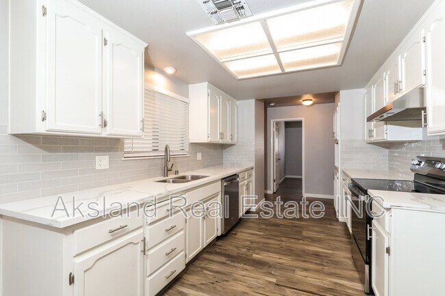 Foto del edificio - 1497 Claremont Dr