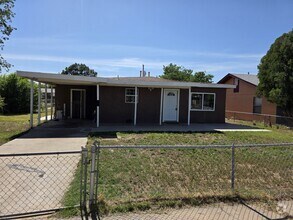 Building Photo - 404 S Spruce Ave