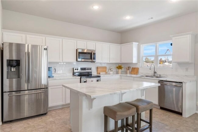 Building Photo - 990 Macy Ln