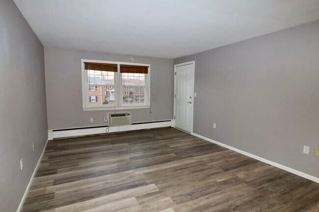 Foto del edificio - 27 Brewster Rd