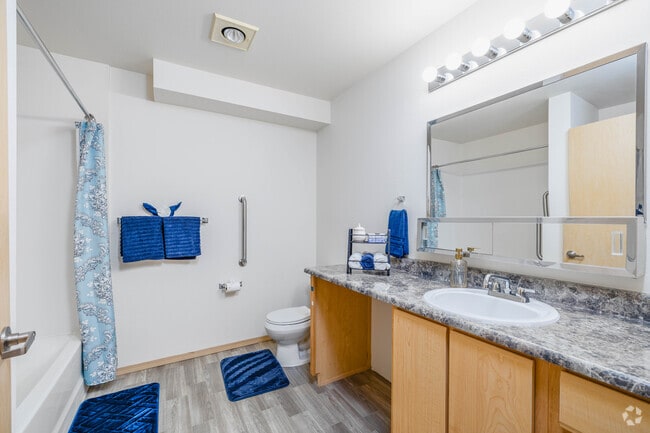 2 habitaciones, 1 baño - 655 pies cuadrados - Baño - New Haven Senior Living Apartments