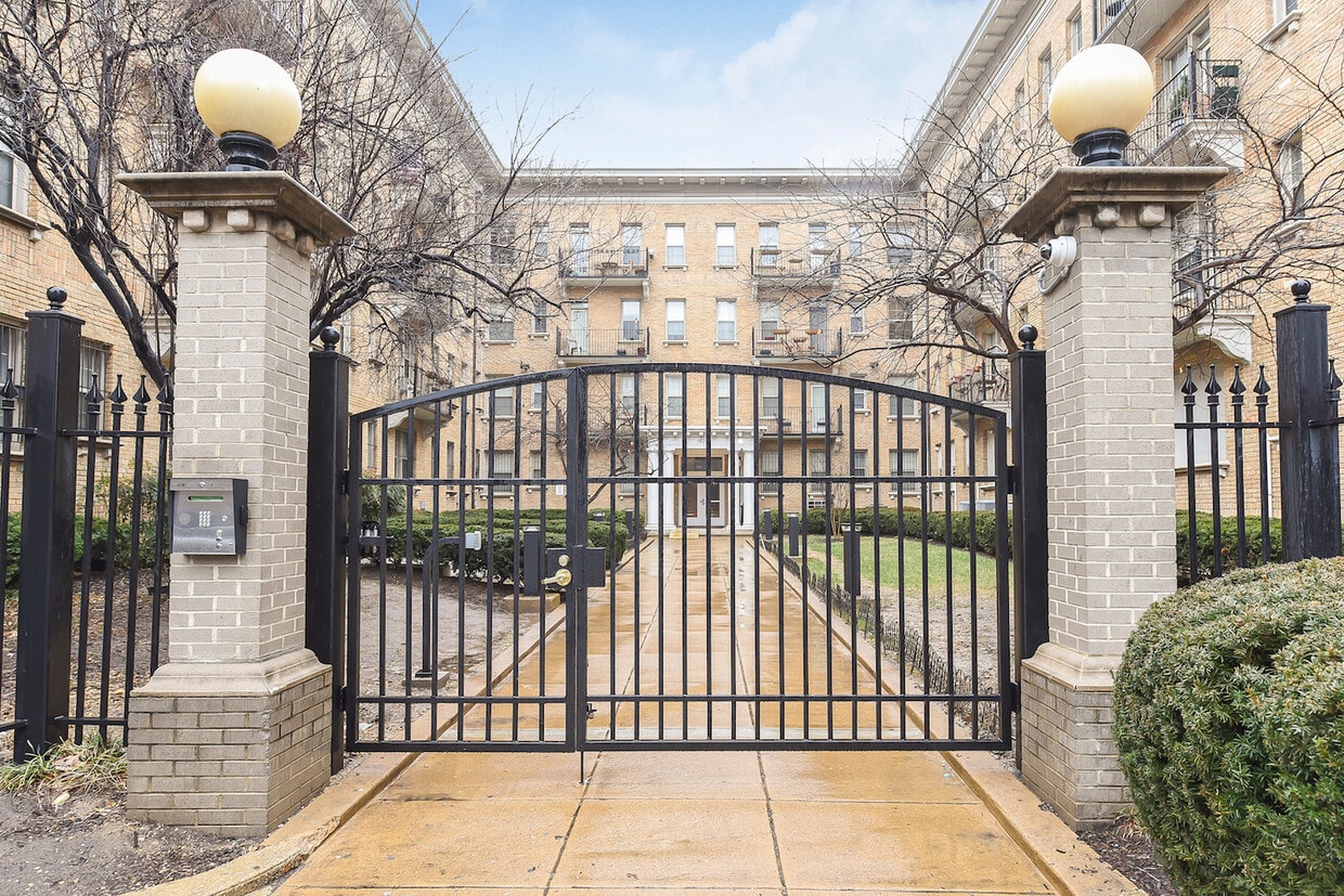 Primary Photo - Top Floor Newly Renovated Two Bedroom In t...