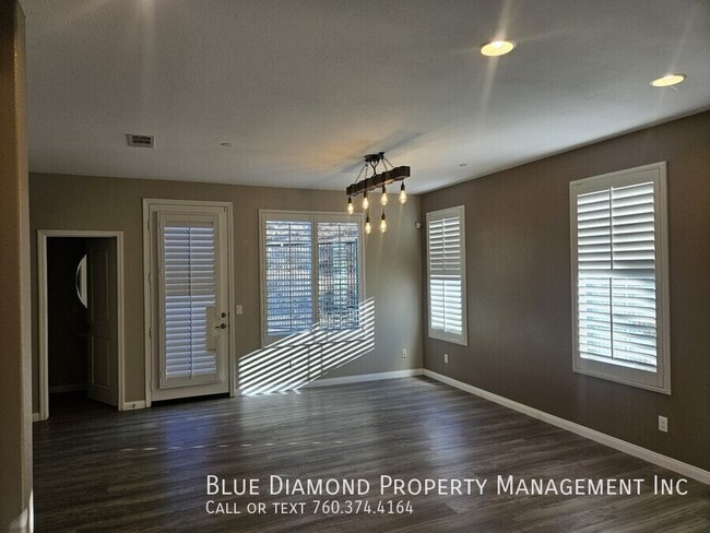 Building Photo - Spacious 3 BR, 2.5 BA in gated community o...