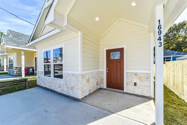 Building Photo - 16943 W Juneau St