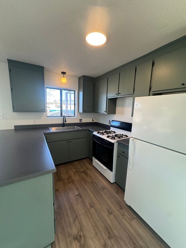 Building Photo - 1456 Magnolia Ave