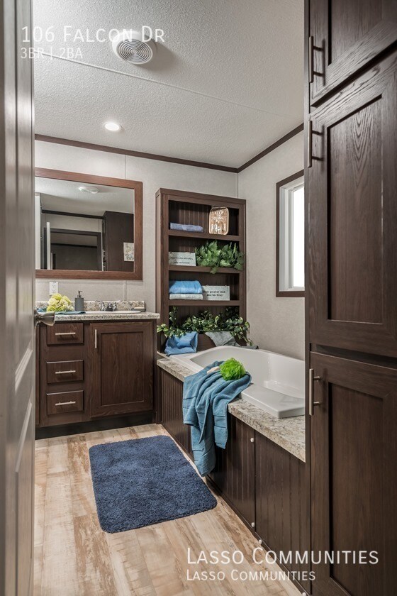 Building Photo - NEARLY-NEW 3 bed/2 bath