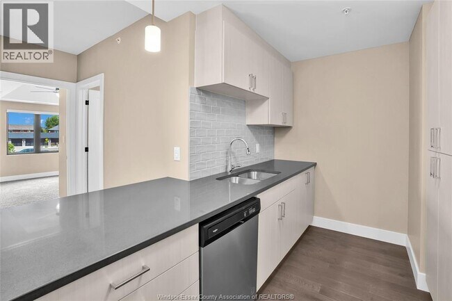 Photo du bâtiment - 2600 Sandwich W Pkwy