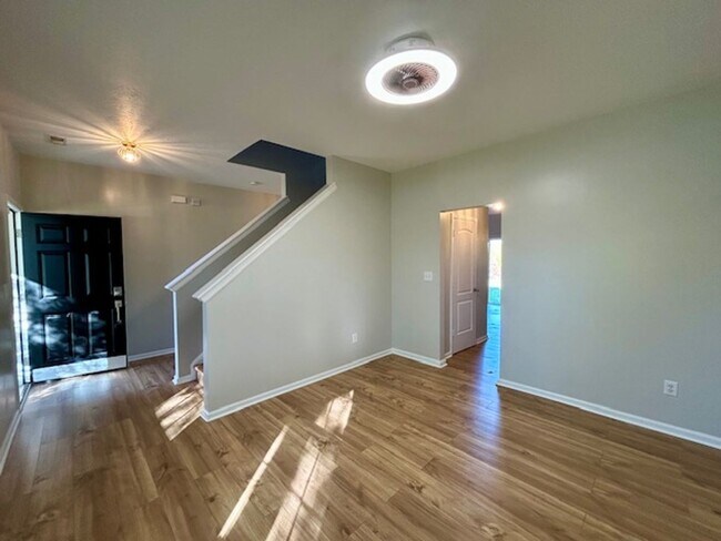 Building Photo - Beautiful 4 bed 2.5 bath home