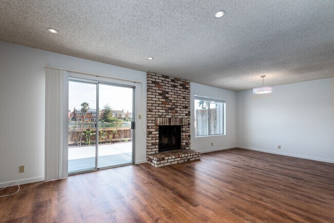 Building Photo - Harborside Waterfront 4 Bed/2.5 Bath Townh...