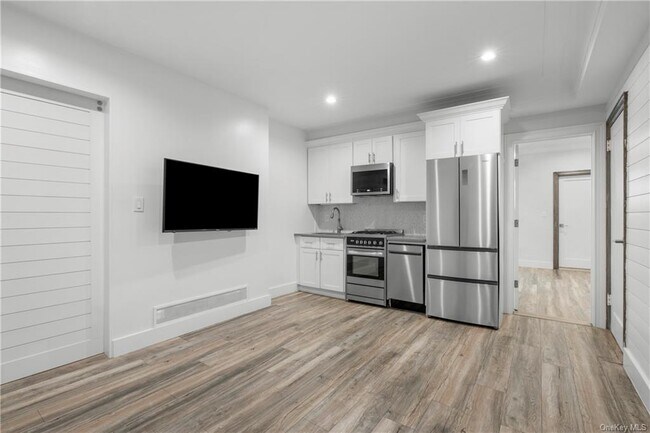 Building Photo - 14 N Chatsworth Ave