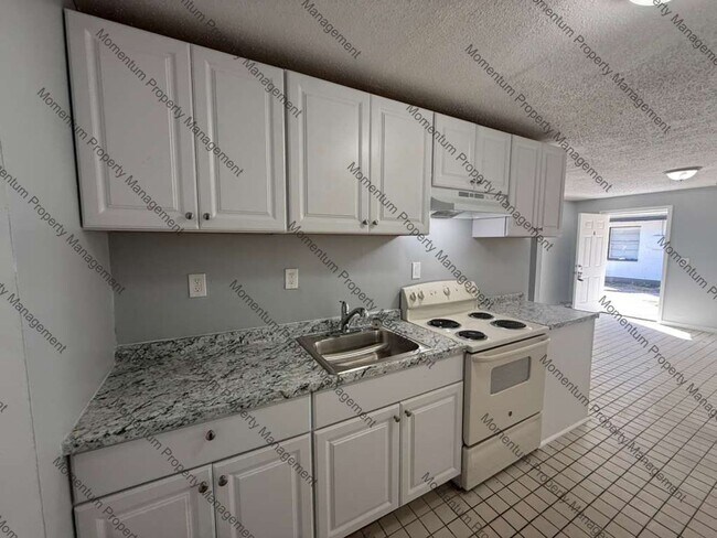 Foto del edificio - Beautifully Upgraded 2/1 AVAILABLE FOR IMMEDIAT MOVE IN!! Move In Before 5/1 and get June’s rent ...