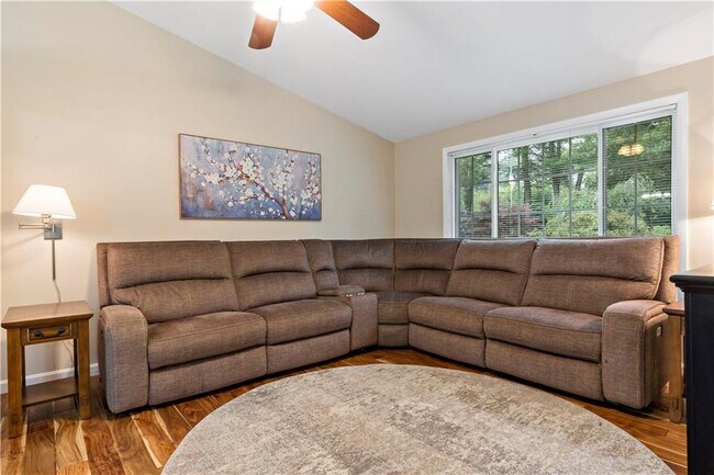 Foto del edificio - 374 Gardiner Rd