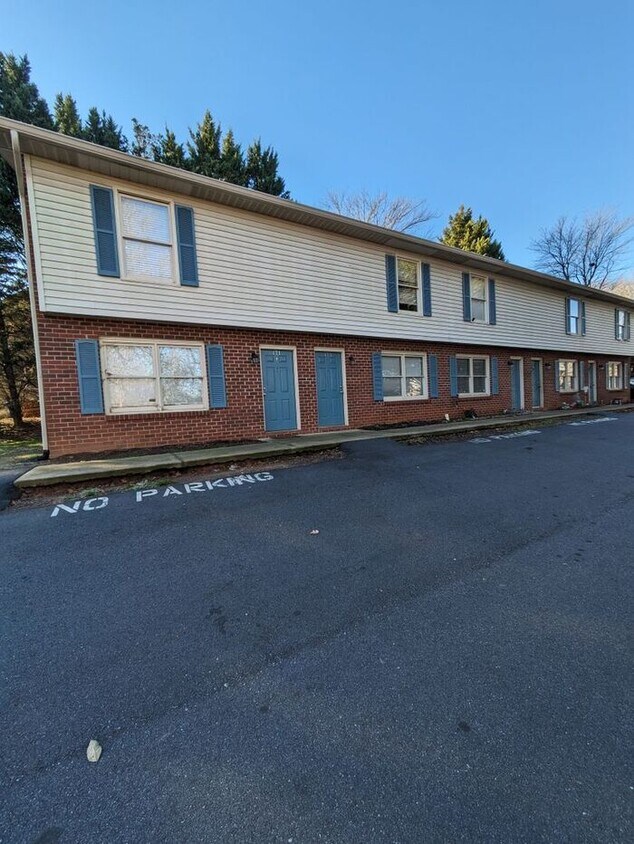 Primary Photo - 2BD/1.5BA Townhome in Hickory