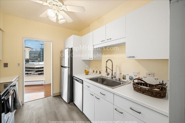 Building Photo - Live Your Best Life on Fifth Avenue! Stunn...