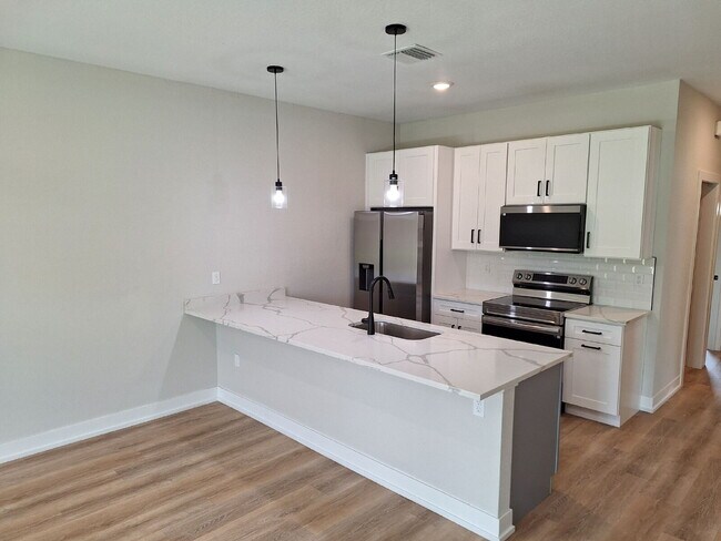Foto del edificio - Available with ZERO DEPOSIT MOVE-IN!