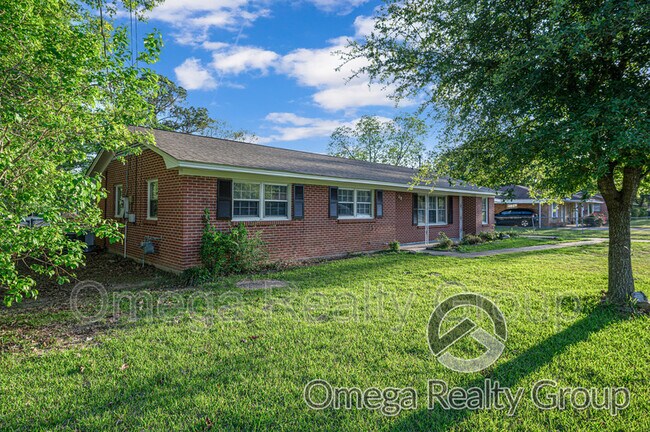 Building Photo - 5120 Sycamore Dr
