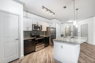 Building Photo - 8877 Lakes at 610 Dr