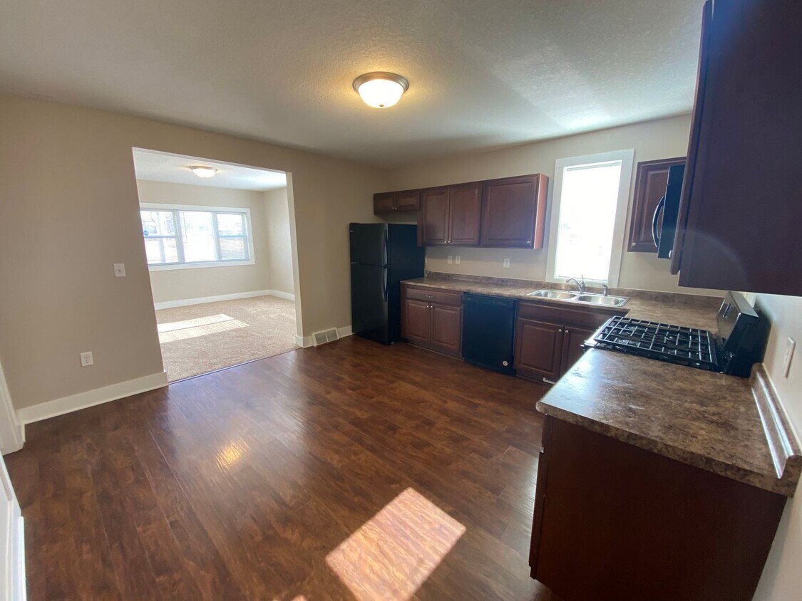 Primary Photo - 4 Bedroom Home just 3 minutes from downtown!