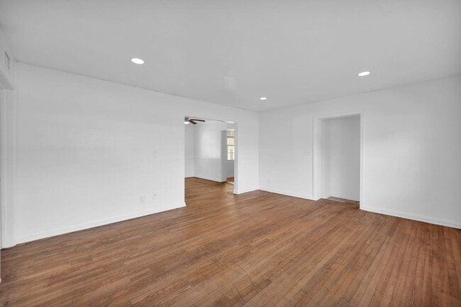 Building Photo - Stunning 3-Bedroom, 2-Bath Home in Desirable Mandarin Neighborhood!