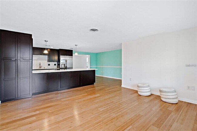 Foto del edificio - 7355 Cass Cir