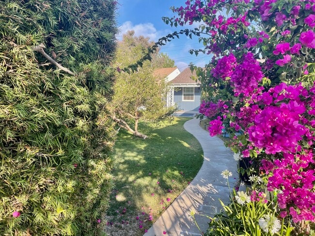 Beautiful Garden Triplex - 1322 Ocean Park Blvd Apartments