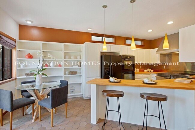 Building Photo - 3 br, 2 bath House - 200 San Carlos Ave.